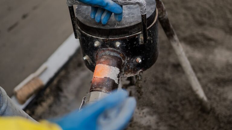 Porteners legt in deze tuin een sterke cementdekvloer